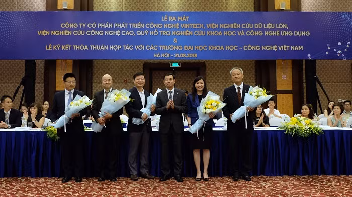 Trong khuôn khổ của Lễ ký kết, Tập đoàn Vingroup đã chính thức ra mắt 4 đơn vị: Công ty Phát triển Công nghệ VinTech, Viện Nghiên cứu Dữ liệu lớn, Viện Nghiên cứu Công nghệ cao và Quỹ Hỗ trợ Nghiên cứu Khoa học – Công nghệ Ứng dụng. Trong khuôn khổ của Lễ ký kết, Tập đoàn Vingroup đã chính thức ra mắt 4 đơn vị: Công ty Phát triển Công nghệ VinTech, Viện Nghiên cứu Dữ liệu lớn, Viện Nghiên cứu Công nghệ cao và Quỹ Hỗ trợ Nghiên cứu Khoa học – Công nghệ Ứng dụng.