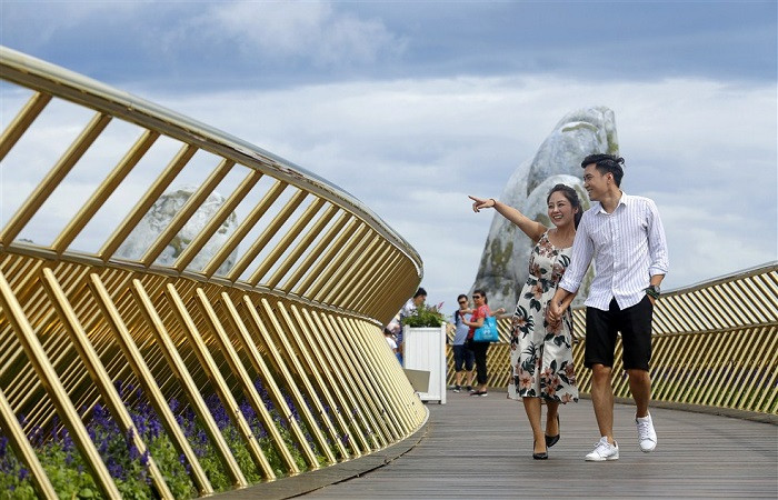 Cầu Vàng Sun World Ba Na Hills thu hút khách tham quan. Cầu Vàng Sun World Ba Na Hills thu hút khách tham quan.