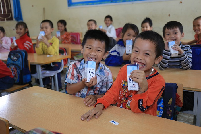 Niềm vui của học sinh trường tiểu học Châu Hồng, huyện Quỳ Hợp, tỉnh Nghệ An khi uống sữa học đường. Niềm vui của học sinh trường tiểu học Châu Hồng, huyện Quỳ Hợp, tỉnh Nghệ An khi uống sữa học đường.