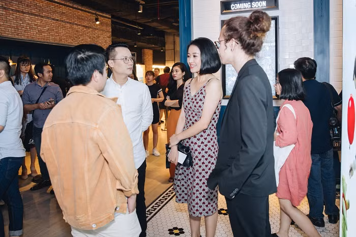 Sảnh rạp CGV – Vincom Center Landmark 81 chật kín khán giả trước giờ công chiếu.