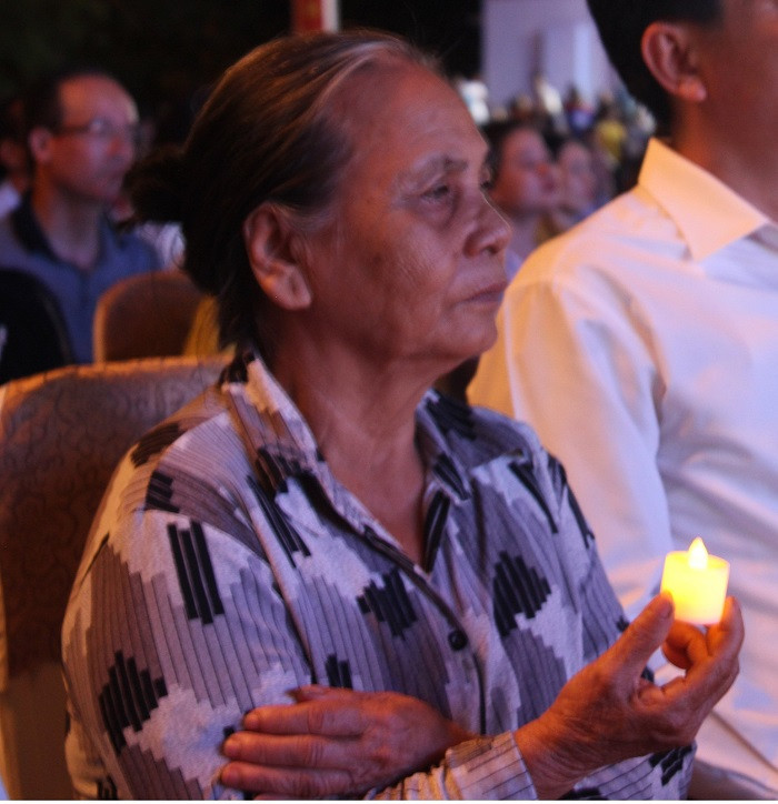 Nghẹn ngào, thương tiếc khi nghe tin Người mất. Nghẹn ngào, thương tiếc khi nghe tin Người mất.