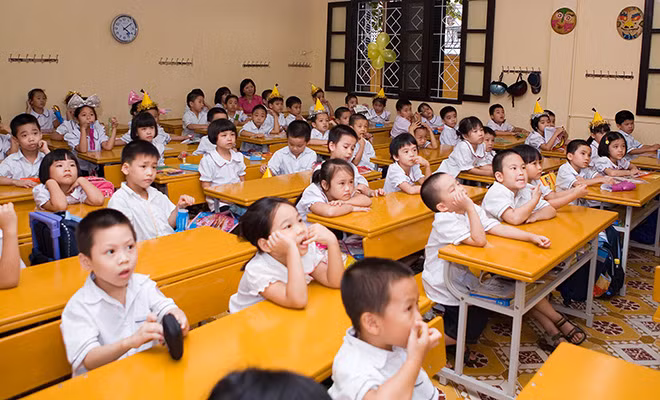 Sĩ số lớp học quá đông gây áp lực lên quá trình học tập và giảng dạy (Ảnh minh họa: laodong.vn). Sĩ số lớp học quá đông gây áp lực lên quá trình học tập và giảng dạy (Ảnh minh họa: laodong.vn).