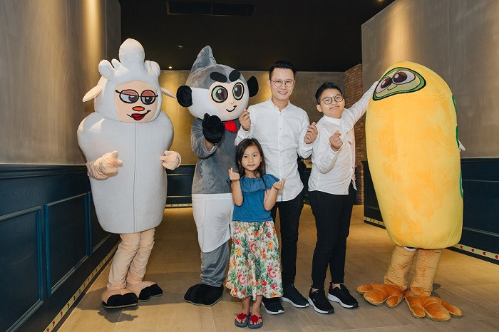 Các thành viên trong gia đình ca sĩ Hoàng Bách thích thú khi chụp hình cùng mascot dế thương của các nhân vật trong phim. Các thành viên trong gia đình ca sĩ Hoàng Bách thích thú khi chụp hình cùng mascot dế thương của các nhân vật trong phim.