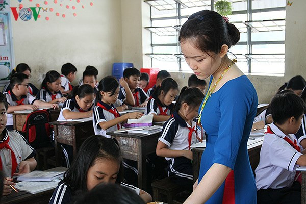 Sĩ số lớp học quá đông gây áp lực lên cả học sinh và giáo viên (Ảnh minh họa: vov.vn). Sĩ số lớp học quá đông gây áp lực lên cả học sinh và giáo viên (Ảnh minh họa: vov.vn).