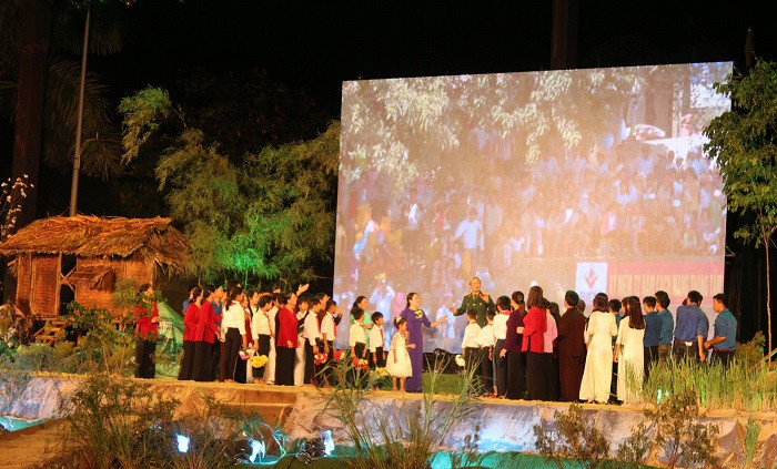 Hoạt cảnh Đại tướng về thăm quê Lệ Thủy và muốn nghe làn điệu hò khoan. Hoạt cảnh Đại tướng về thăm quê Lệ Thủy và muốn nghe làn điệu hò khoan.