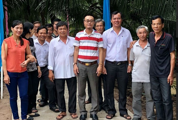 Người dân vui mừng trong buổi khánh thành đường liên ấp. Người dân vui mừng trong buổi khánh thành đường liên ấp.
