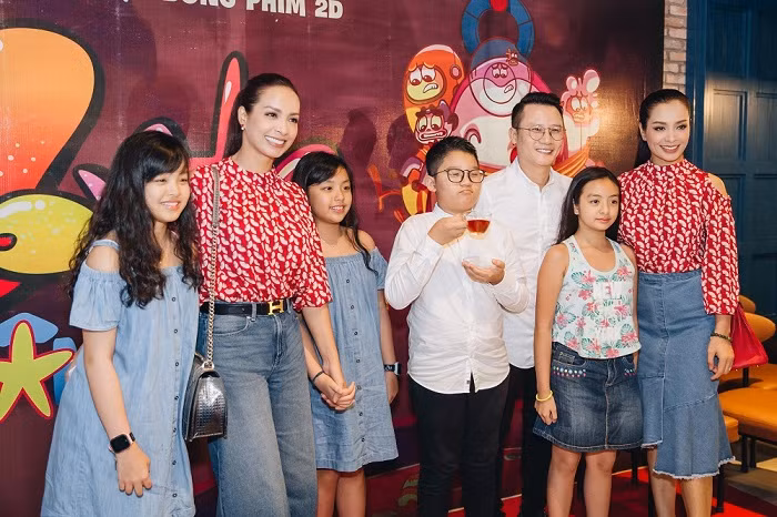 Hai gia đình nghệ sĩ Hoàng Bách và Thúy Hằng – Thúy Hạnh rạng rỡ chụp ảnh lưu niệm cùng backdrop của “Monta trong dải ngân hà kỳ cục”.