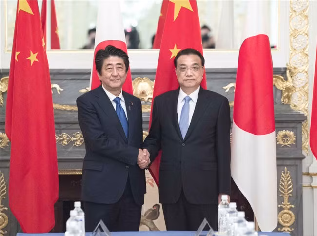 Thủ tướng Nhật Bản, Shinzo Abe (bên trái) tiếp Thủ tướng Trung Quốc, Lý Khắc Cường (bên phải) tại Tokyo ngày 09/5/2018 (Nguồn ảnh: gov.cn).