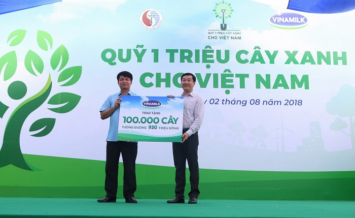 Ông Đỗ Thanh Tuấn – Giám đốc Đối Ngoại Vinamilk trao bảng tượng trưng tặng 100.000 cây cho ông Ông Nông Quang Nhất - Giám đốc Sở Nông Nghiệp & Phát triển nông thôn tỉnh Bắc Kạn. Ông Đỗ Thanh Tuấn – Giám đốc Đối Ngoại Vinamilk trao bảng tượng trưng tặng 100.000 cây cho ông Ông Nông Quang Nhất - Giám đốc Sở Nông Nghiệp & Phát triển nông thôn tỉnh Bắc Kạn.
