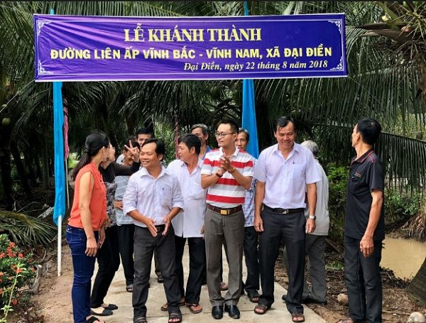 Đoạn đường liên ấp Vĩnh Bắc - Vĩnh Nam trải bê-tông dày 1 tấc, dài 500m, rộng 2m này được nhân dân hai ấp đóng góp 150 ngày công để cùng thực hiện với nhà tài trợ Tân Hiệp Phát. Đoạn đường liên ấp Vĩnh Bắc - Vĩnh Nam trải bê-tông dày 1 tấc, dài 500m, rộng 2m này được nhân dân hai ấp đóng góp 150 ngày công để cùng thực hiện với nhà tài trợ Tân Hiệp Phát.