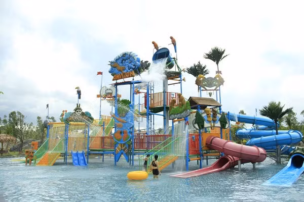 Các bạn trẻ trải nghiệm các trò chơi cảm giác mạnh.