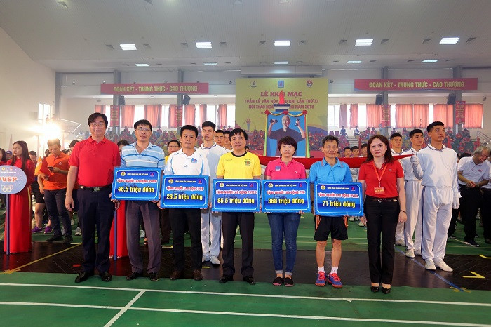 Lãnh đạo Công đoàn Dầu khí Việt Nam trao hỗ trợ cho các đơn vị khó khăn. Lãnh đạo Công đoàn Dầu khí Việt Nam trao hỗ trợ cho các đơn vị khó khăn.