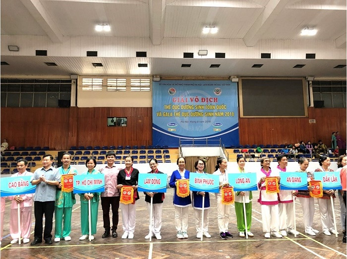 Ban tổ chức và Nhà tài trợ Vinamilk lên trao cờ lưu niệm cho các đoàn tham gia. Ban tổ chức và Nhà tài trợ Vinamilk lên trao cờ lưu niệm cho các đoàn tham gia.