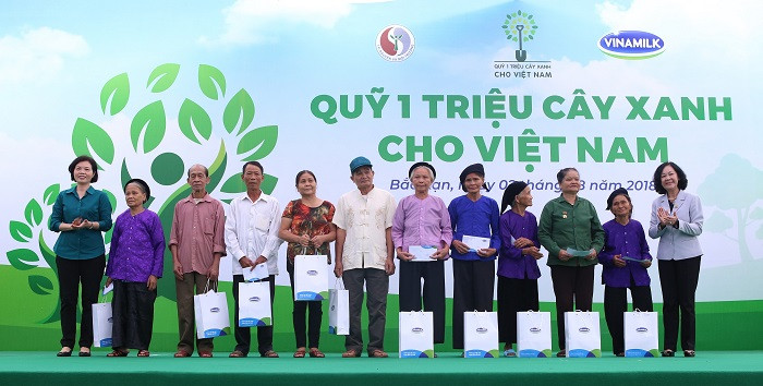 Bà Trương Thị Mai – Ủy viên Bộ Chính trị, Bí Thư Trung ương Đảng, Trưởng Ban Dân vận Trung ương và bà Bùi Thị Hương – Giám đốc Điều hành Vinamilk trao quà cho các gia đình chính sách. Bà Trương Thị Mai – Ủy viên Bộ Chính trị, Bí Thư Trung ương Đảng, Trưởng Ban Dân vận Trung ương và bà Bùi Thị Hương – Giám đốc Điều hành Vinamilk trao quà cho các gia đình chính sách.
