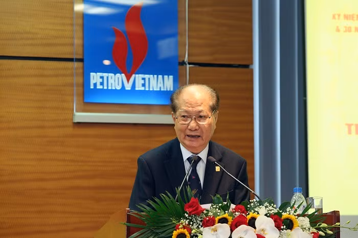 Chủ tịch Hội Dầu khí Việt Nam Ngô Thường San giới thiệu về hành trình tìm kiếm dầu khí trong tầng đá móng mỏ Bạch Hổ.