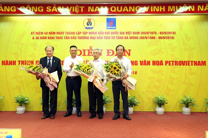 Đồng chí Trần Sỹ Thanh tặng hoa vinh danh các nhà khoa học Dầu khí từng nhận Giải thưởng Hồ Chí Minh về công trình nghiên cứu khai thác dầu khí tầng đá móng. (ảnh Hiền Anh) Đồng chí Trần Sỹ Thanh tặng hoa vinh danh các nhà khoa học Dầu khí từng nhận Giải thưởng Hồ Chí Minh về công trình nghiên cứu khai thác dầu khí tầng đá móng. (ảnh Hiền Anh)