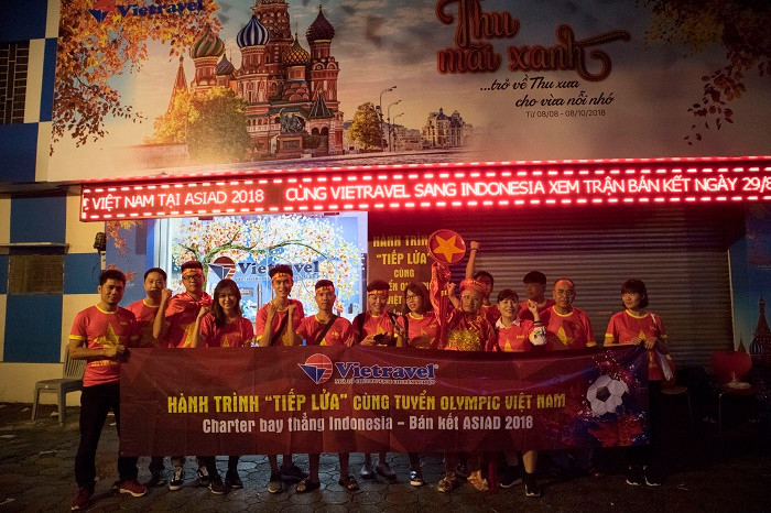 Nhiều cổ động viên thức dậy từ 2-3h sáng để lên tới sân bay.