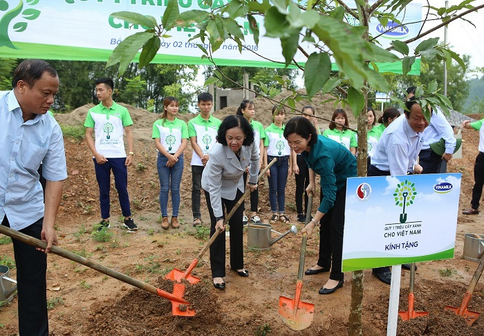 Bà Trương Thị Mai – Ủy viên Bộ Chính trị, Bí Thư Trung ương Đảng, Trưởng Ban Dân vận Trung ương và bà Bùi Thị Hương – Giám đốc Điều hành Vinamilk cùng các đại biểu trồng cây tại khu Di tích lịch sử cấp Quốc gia Nà Tu, tỉnh Bắc Kạn. Bà Trương Thị Mai – Ủy viên Bộ Chính trị, Bí Thư Trung ương Đảng, Trưởng Ban Dân vận Trung ương và bà Bùi Thị Hương – Giám đốc Điều hành Vinamilk cùng các đại biểu trồng cây tại khu Di tích lịch sử cấp Quốc gia Nà Tu, tỉnh Bắc Kạn.