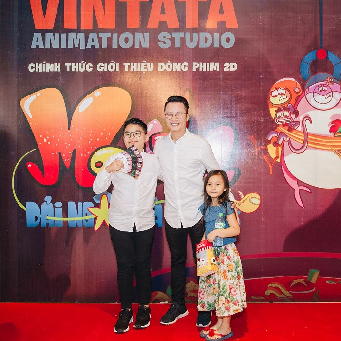 Hoàng Bách cùng 2 con cũng phấn khích không kém bởi trước đó, ca sĩ Hoàng Bách và con trai Tê Giác từng là giám khảo của cuộc thi tìm kiếm kịch bản “Tác giả lừng danh” chọn ra kịch bản “Monta trong dải ngân hà kỳ cục” của nhóm The Whale Hunters từ hơn 800 kịch bản dự thi. Hoàng Bách cùng 2 con cũng phấn khích không kém bởi trước đó, ca sĩ Hoàng Bách và con trai Tê Giác từng là giám khảo của cuộc thi tìm kiếm kịch bản “Tác giả lừng danh” chọn ra kịch bản “Monta trong dải ngân hà kỳ cục” của nhóm The Whale Hunters từ hơn 800 kịch bản dự thi.