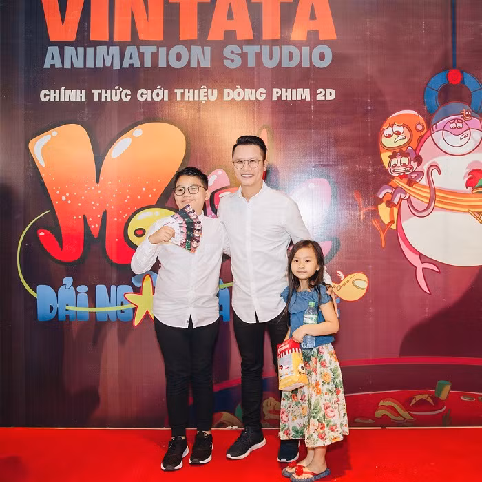 Hoàng Bách cùng 2 con cũng phấn khích không kém bởi trước đó, ca sĩ Hoàng Bách và con trai Tê Giác từng là giám khảo của cuộc thi tìm kiếm kịch bản “Tác giả lừng danh” chọn ra kịch bản “Monta trong dải ngân hà kỳ cục” của nhóm The Whale Hunters từ hơn 800 kịch bản dự thi.