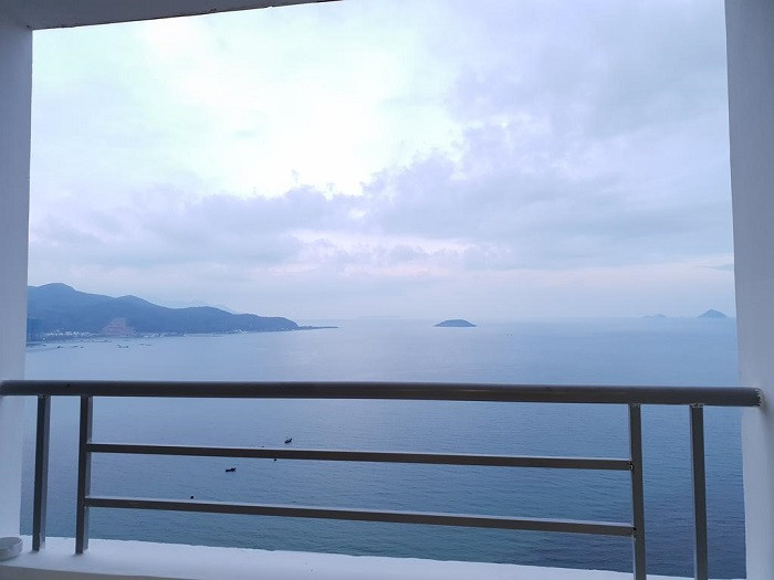 Ban công View biển tại căn hộ Mường Thanh Viễn Triều. Ban công View biển tại căn hộ Mường Thanh Viễn Triều.