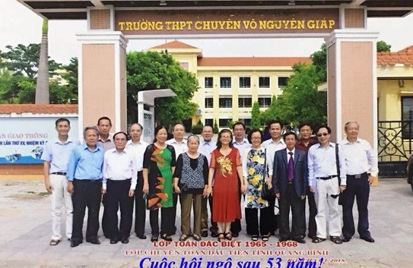 Những học sinh của lớp Toán đặc biệt đầu tiên gặp lại nhau sau hơn nửa thế kỷ xa cách.