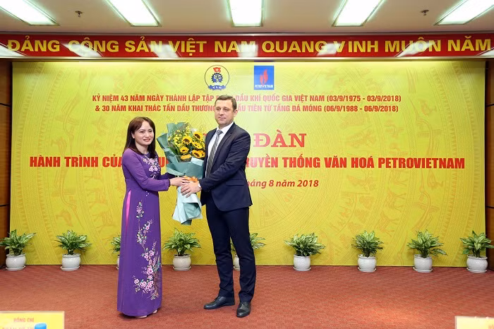 Chủ tịch Công đoàn Dầu khí Việt Nam Nghiêm Thùy Lan tặng hoa Phó Tổng giám đốc Thứ nhất của Vietsovpetro để bày tỏ sự trân trọng với sự hỗ trợ của các chuyên gia Liên Xô và Nga trong suốt lịch sử phát triển và xây dựng Tập đoàn.