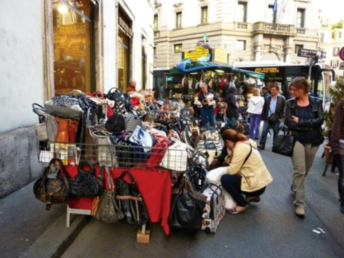 Và một kiểu chợ trời khác ở Roma Và một kiểu chợ trời khác ở Roma
