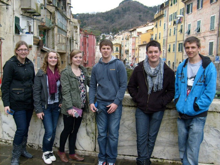Lưu ý cho teen muốn du học Ở Italia sẽ rất dễ dàng gặp những người phân biệt chủng tộc với người từ các châu lục khác như châu Á hoặc châu Phi…Vì vậy, kiếm việc ở Italia là rất khó cho những du học sinh chưa có kinh nghiệm làm việc. Có những bảng thông báo việc làm chỉ dành riêng cho người trong cộng đồng chung châu Âu. Nếu có một công việc như chạy bàn, bán hàng thì thường làm việc không có hợp đồng nên rất dễ bị quỵt tiền hoặc trả lương thấp. Vì khi làm hợp đồng thì người chủ thường phải nộp thuế, nên khi không có hợp đồng thì du học sinh thường phải chịu đựng khi có vấn đề xảy ra. Lưu ý cho teen muốn du học Ở Italia sẽ rất dễ dàng gặp những người phân biệt chủng tộc với người từ các châu lục khác như châu Á hoặc châu Phi…Vì vậy, kiếm việc ở Italia là rất khó cho những du học sinh chưa có kinh nghiệm làm việc. Có những bảng thông báo việc làm chỉ dành riêng cho người trong cộng đồng chung châu Âu. Nếu có một công việc như chạy bàn, bán hàng thì thường làm việc không có hợp đồng nên rất dễ bị quỵt tiền hoặc trả lương thấp. Vì khi làm hợp đồng thì người chủ thường phải nộp thuế, nên khi không có hợp đồng thì du học sinh thường phải chịu đựng khi có vấn đề xảy ra.