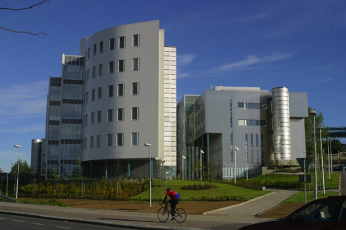 Đại học Tampere Đại học Tampere chuyên nghiên cứu về lĩnh vực khoa học cộng đồng, các ngành học của trường tập trung chủ yếu vào các hiện tượng đặc trưng trong xã hội, sự hình thành xã hội công dân, nền kinh tế, chính phủ và văn hóa cũng như các chế độ y tế công, phúc lợi xã hội và giáo dục. Trường được trang bị cơ sở hạ tầng hiện đại và linh hoạt, sẽ hỗ trợ tối đa cho quá trình học tập của sinh viên. Đại học Tampere Đại học Tampere chuyên nghiên cứu về lĩnh vực khoa học cộng đồng, các ngành học của trường tập trung chủ yếu vào các hiện tượng đặc trưng trong xã hội, sự hình thành xã hội công dân, nền kinh tế, chính phủ và văn hóa cũng như các chế độ y tế công, phúc lợi xã hội và giáo dục. Trường được trang bị cơ sở hạ tầng hiện đại và linh hoạt, sẽ hỗ trợ tối đa cho quá trình học tập của sinh viên.