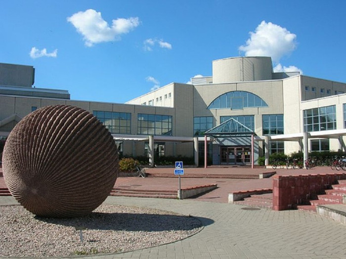 Đại học Oulu Oulu là một trong số các trường đại học lớn nhất ở Phần Lan. Các ngành học chính của trường là về công nghệ thông tin và truyền thông không dây, công nghệ sinh học, y học phân tử và những ngành học về môi trường và điều kiện sống ở vùng cực Bắc. Đại học có mối liên hệ mật thiết với giới công nghiệp và thương mại. Những nghiên cứu mang tính ứng dụng và phát triển của trường là nền tảng cho các phát minh và sáng kiến có tính khả thi cao. Những công trình nghiên cứu của trường rất đa dạng các ngành nghề. Đại học Oulu Oulu là một trong số các trường đại học lớn nhất ở Phần Lan. Các ngành học chính của trường là về công nghệ thông tin và truyền thông không dây, công nghệ sinh học, y học phân tử và những ngành học về môi trường và điều kiện sống ở vùng cực Bắc. Đại học có mối liên hệ mật thiết với giới công nghiệp và thương mại. Những nghiên cứu mang tính ứng dụng và phát triển của trường là nền tảng cho các phát minh và sáng kiến có tính khả thi cao. Những công trình nghiên cứu của trường rất đa dạng các ngành nghề.