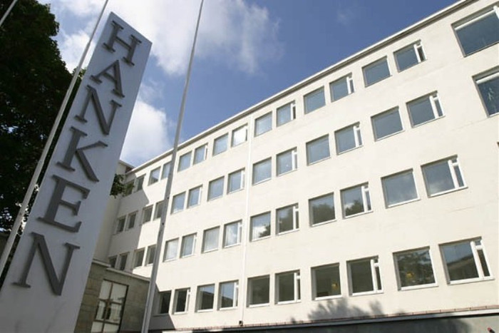 Đại học Kinh tế Hanken Hanken là trường đại học chuyên đào tạo các lĩnh vực kinh tế và quản trị kinh doanh. Các thế mạnh của trường là các ngành học thuộc tài chính và thống kê, quyền sở hữu trí tuệ, quản lý và tổ chức, quản trị thương mại dịch vụ và tiếp thị. Đại học Hanken là một trong số những trường kinh tế hàng đầu ở khu vực Bắc Âu, trường cũng có mối liên hệ mật thiết và sâu sắc tới giới kinh doanh trên thế giới. Đại học Hanken hiện có 8 chuyên ngành đào tạo được giảng dạy bằng tiếng Anh. Đại học Kinh tế Hanken Hanken là trường đại học chuyên đào tạo các lĩnh vực kinh tế và quản trị kinh doanh. Các thế mạnh của trường là các ngành học thuộc tài chính và thống kê, quyền sở hữu trí tuệ, quản lý và tổ chức, quản trị thương mại dịch vụ và tiếp thị. Đại học Hanken là một trong số những trường kinh tế hàng đầu ở khu vực Bắc Âu, trường cũng có mối liên hệ mật thiết và sâu sắc tới giới kinh doanh trên thế giới. Đại học Hanken hiện có 8 chuyên ngành đào tạo được giảng dạy bằng tiếng Anh.