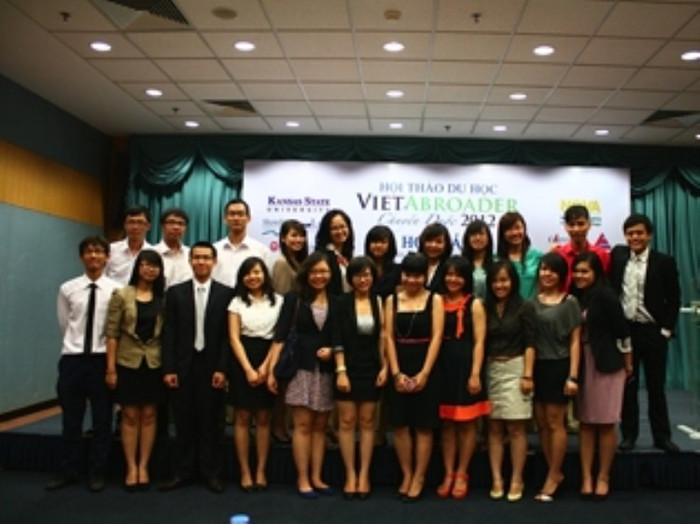 Những người trẻ "Chuyền đuốc".