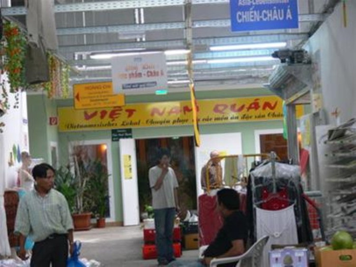 Một gian hàng trong khu chợ Việt ITC tại Berlin - Ảnh: Duy Bình