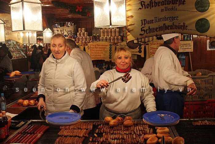 Một khu ẩm thực với nhiều đồ ăn phong phú.