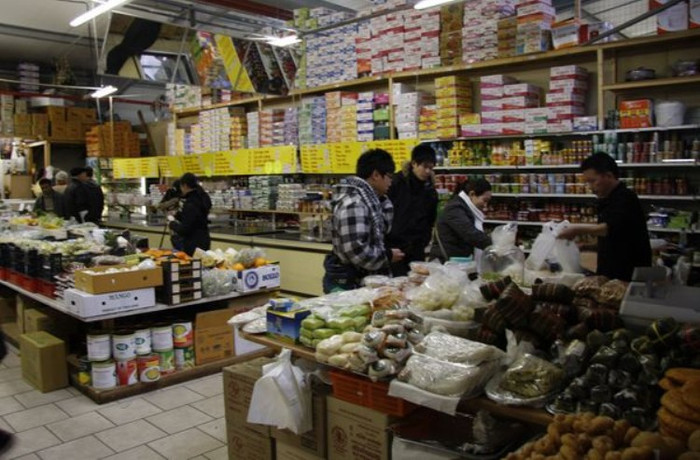 Trung tâm thương mại Đồng Xuân (Đồng Xuân Centre) nằm trên con phố Herzberg ở quận Lichtenberg