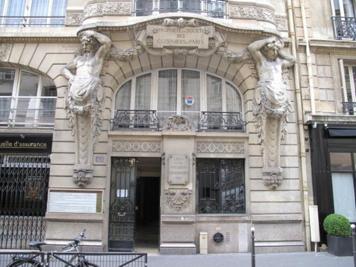 6. Ecole De La Chambre Syndicale (Paris, Pháp) Có sĩ số 240 sinh viên và mức học phí $14.000/năm. Nhà thiết kế thành công có Andre Courreges, Issey Miyake, Valentino, Yves Saint Laurent, Nicole Miller.