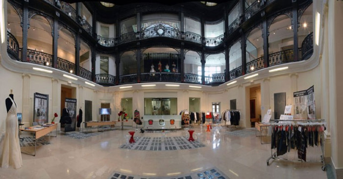 8. ESMOD (Paris, Pháp), Ngôi trường về thời trang lâu đời nhất nước Pháp có mức học phí $16.000/năm và sinh viên nổi bật: Christophe Decarnin.