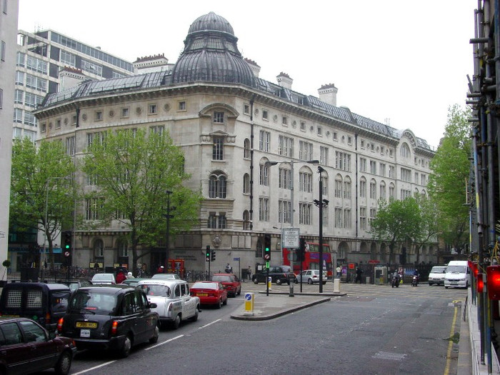 1. Central St. Martins College of Art and Design (London, Anh). Tại đây, bạn có thể theo học các ngành học liên quan đến Mỹ thuật, Thiết kế thời trang và vải, Đồ họa, Truyền thông, Biểu diễn. Sinh viên tiêu biểu của ngôi trường được thành lập từ năm 1989 này là Stella MacCartney, John Galliano, Alexander McQueen, Phoebe Philo, Paul Smith. Học phí trung bình 20.000 – 25.000 $/năm.