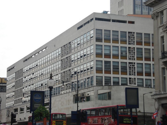 10. London College of Fashion (London, Anh). Đây là ngôi trường được biết đến nhờ những chương trình đào tạo stylist, nhà báo và nhà thiết kế chuyên về lĩnh vực giày. Sinh viên “con cưng” có thể kể tới Jimmy Choo. Học phí là $20.000/năm.