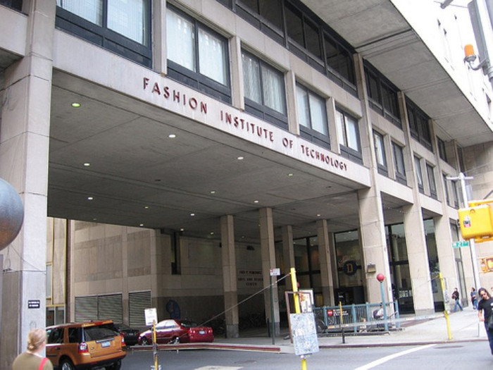 5. Fashion Institute of Technology (Đại lộ số 7, Đại lộ danh vọng của ngành thời trang, New York, Hoa Kỳ) . Với khoảng 10.000 sinh viên, 5 khoa và hơn 30 chuyên ngành. Những tên tuổi làm rạng danh nhà trường gồm: Reem Acra, Francusco Costa, Nina Garcia (Elle), Carolina Herrera, Calvin Klein, Michael Kors, Ralph Rucci. Học phí $13.000/năm.