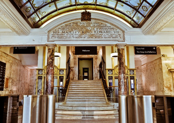 9. University of Westminster (London, Anh). Mức học phí 17000 $/ năm với những cái tên nổi bật của làng thời trang: Vivienne Westwood, Christopher Bailey, Michael Herz, Stuart Vevers (Mulberry, Loewe), Katie Hillier, Sophie Dean