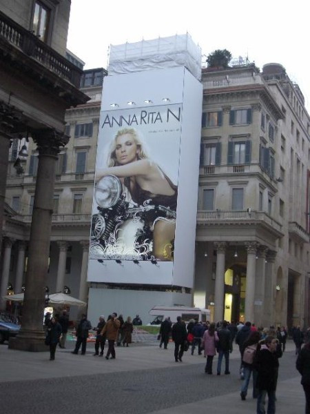 7. Instituto Marangoni (Milan, Ý). Viện bao gồm 2000 sinh viên với mức học phí là $26.000/năm. Sinh viên tiêu biểu: Domenico Dolce, Franco Moschino. Theo trang web của trường, 90% sinh viên tốt nghiệp từ Marangoni đều nắm giữa những vị trí được trả lương hậu hĩnh của nền công nghiệp thời trang.