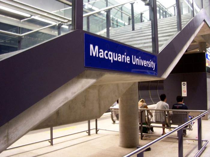 1. Macquarie University Đại học Macquarie là đại học công lập, nổi tiếng về cả lĩnh vực giảng dạy và nghiên cứu, đặt tại thành phố Sydney. Trường được chính quyền Bang New South Wales thành lập năm 1964 và là thành viên của nhóm Các trường đại học nghiên cứu sáng tạo Úc (IRU Australia).