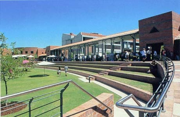 Các khóa học của Curtin đều có phần tập trung vào thực hành và ứng dụng, được xây dựng trên nền tảng lý thuyết vững chắc. Các khóa học đều được thiết kế theo nhu cầu của kinh doanh và nhu cầu luôn thay đổi của công nghệ. Curtin công nhận các học vấn và kinh nghiệm làm việc trước đó, tạo điều kiện cho sinh viên tận dụng lại bất kỳ trình độ học vấn nào trước đó, và hoàn thành bằng cấp của mình nhanh hơn.