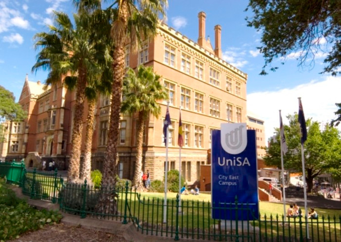 3. University of South Australia Được thành lập năm 1991, University of South Australia (UniSA) là một trường đại học tiên tiến và luôn đổi mới. Đến nay trường đã thu hút được hơn 34,000 sinh viên trong đó có gần 1/3 là sinh viên quốc tế đến từ 88 quốc gia trên thế giới. Cái bạn có được khi tốt nghiệp UniSA không chỉ là một tấm bằng mà còn là kinh nghiệm và những kỹ năng thực tế thu được đáp ứng yêu cầu của công việc chuyên môn sau này.