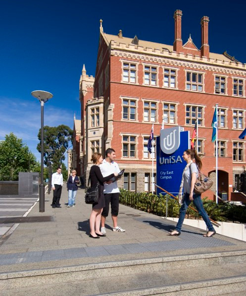 UniSA có tất cả 5 cơ sở chính với trang thiết bị dạy và học được thiết kế hiện đại đáp ứng nhu cầu phát triển của một trường đại học tầm cỡ quốc tế: City West Campus, City East Campus, Magin Campus, Mawson Lakes Campus và Whyalla Campus. UniSA còn nổi tiếng với 8 viện nghiên cứu, 13 trung tâm nghiên cứu và đội ngũ nhân viên lên tới 2,287 người.