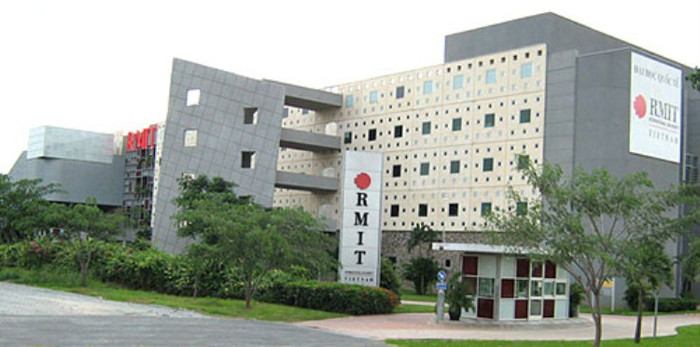 Đại học RMIT là cơ sở giáo dục đa ngành lớn nhất Australia, đào tạo ra những sinh viên tốt nghiệp được các nhà tuyển dụng chào đón nhất. Với trụ sở chính nằm ngay thành phố Melbourne, Đại học RMIT đào tạo trên 72.000 sinh viên, trong đó có khoảng 28.000 sinh viên quốc tế từ hơn 100 quốc gia trên thế giới.