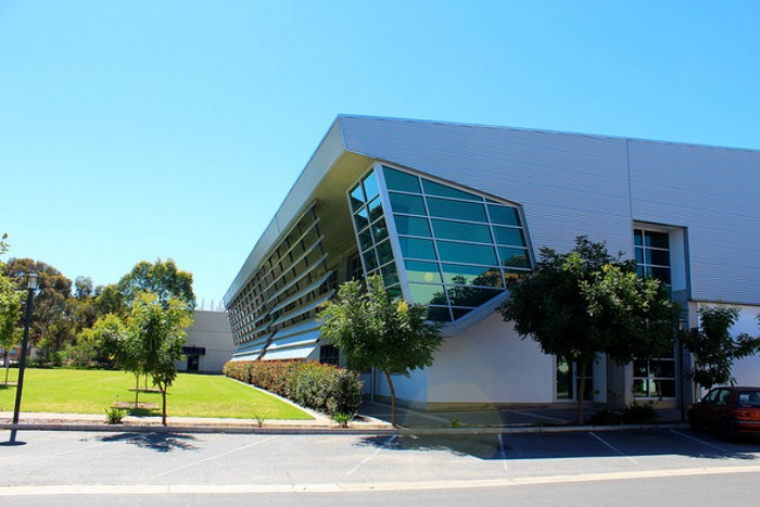 UniSA có trên 300 ngành học, được chia thành bốn khoa – Khoa Thương Mại; Khoa Giáo Dục, Nghệ Thuật và Khoa Học Xã Hội; Khoa Y Khoa Học; và Khoa Công Nghệ Thông Tin, Kỹ Sư và Môi Trường.