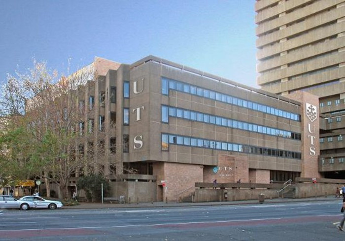 6. University of Technology Sydney Đại học công nghệ Sydney là trường đại học năng động nhất nước Úc. Được thành lập năm 1988, UTS nhanh chóng nổi tiếng trên thế giới về chất lượng xuất sắc trong giảng dạy và hướng nghiệp và nằm trong top 100 trường đại học hàng đầu thế giới. Với số lượng lớn sinh viên đa văn hóa từ hơn 115 quốc gia, UTS có một đời sống sinh viên quốc tế. Trường có 2 cơ sở chính ở City và Kuring-gai.